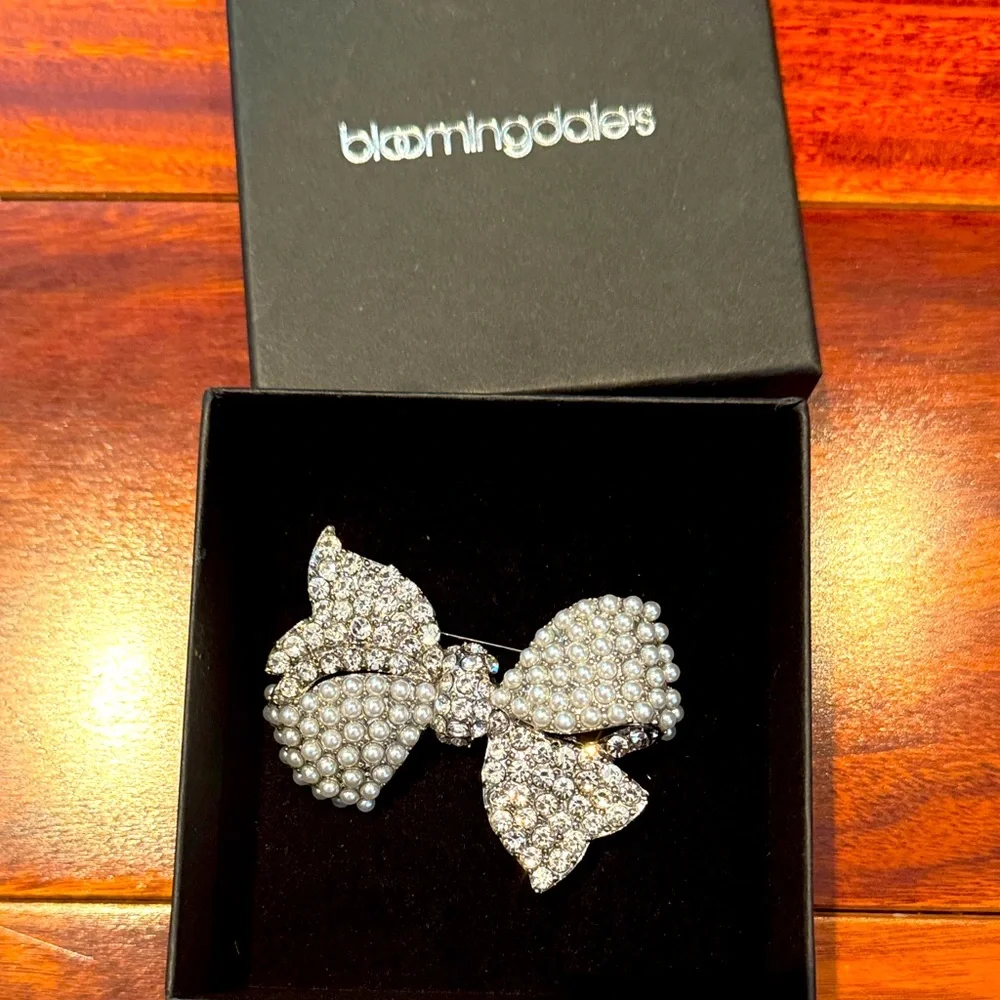 Bloomingdale's Silver Bow Brooch Swarovski crystal/pearls - Picture 1 of 2
